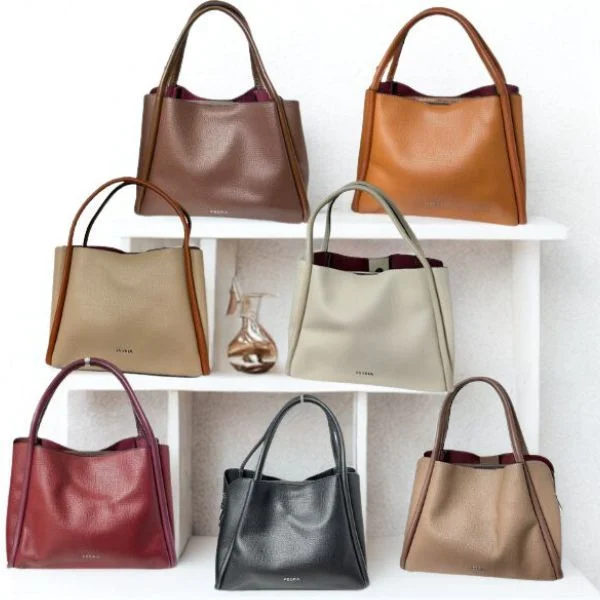 กระเป๋าถือผู้หญิงรุ่น  CHRIS KALLA หมายเลขรุ่น3329# ซึ่งเป็นกระเป๋าทรงแข็ง  ที่ดีไซน์เรียบหรู